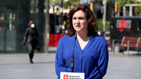 l'alcaldessa de Barcelona, Ada Colau, durant la roda de premsa des de la plaça Universitat d'aquest dissabte per explicar el pla per adaptar la mobilitat de la ciutat pel desconfinament.
