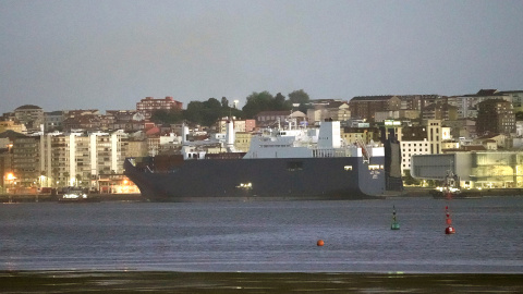 El buque saudí Bahri-Yanbu entra al puerto de Santander (VINCENT WEST/REUTERS)