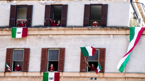 El emocionante canto del 'Bella ciao' en los balcones de Italia para celebrar el 75 aniversario del derrocamiento del fascismo