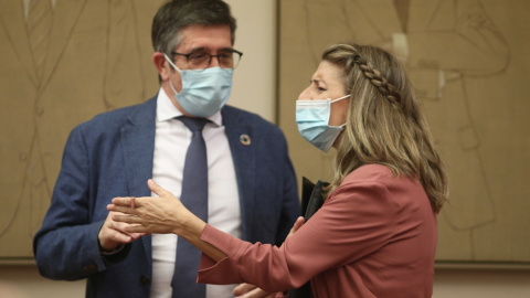 La ministra de Trabajo, Yolanda Díaz, habla con el presidente de la Comisión para la Reconstrucción Social y Económica de España tras el coronavirus del Congreso, Patxi López. E.P./Eduardo Parra