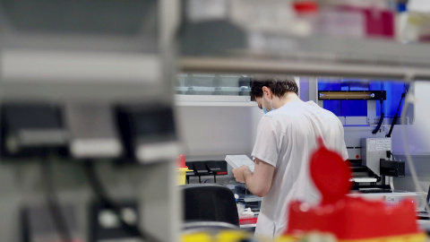 09/05/2020.- Técnicos sanitarios del Hospital Universitario Central de Asturias (HUCA), trabajan en el interior de la cabina de seguridad del laboratorio de virología de este centro de referencia del Principado y uno de los que más pruebas