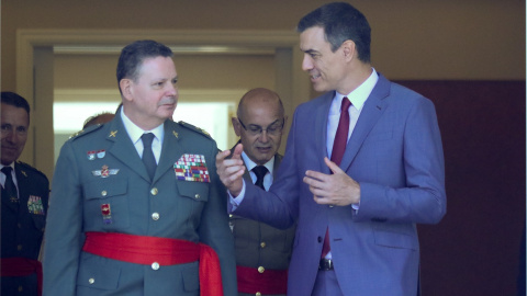 El director adjunto operativo (DAO) de la Guardia Civil, Laurentino Ceña y el presidente del Gobierno, Pedro Sánchez, en el Palacio de la Moncloa, en una imagen de julio de 2019. E.P./Óscar J.Barroso