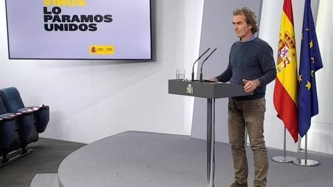 Captura de la señal institucional del Palacio de la Moncloa del director del Centro de Alertas y Emergencias Sanitarias del Ministerio de Sanidad, Fernando Simón, durante la rueda de prensa ofrecida hoy lunes en el Palacio de la Moncloa, en