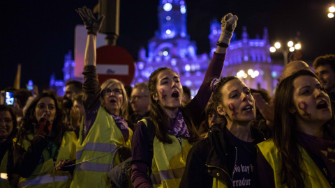 La manifestación del 8-M a su paso por la Plaza de Cibeles, en Madrid.-JAIRO VARGAS