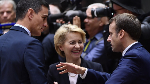 El presidente del Gobierno, Pedro Sánchez, con la presidenta de la Comisión Europea, Ursula Von der Leyen, y el presidente francés, Emmanuel Macron, a su llegada para la cumbre de la UE celebrada en Bruselas en octubre dee 2019, AFP/John Th
