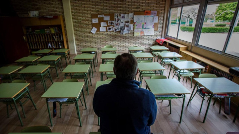 Profesor aula vacía