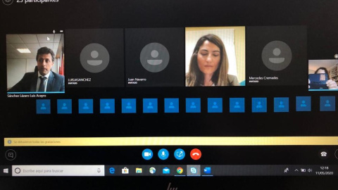 El juez de Santander Luis Acayro en un momento del primer juicio virtual con público que se celebra en España.