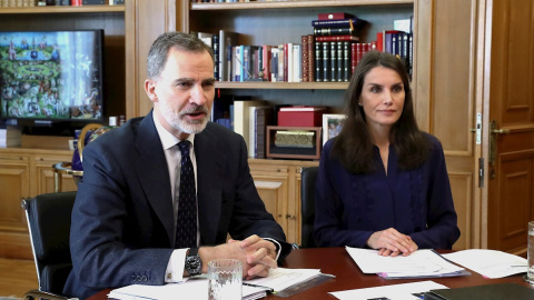 08/05/2020.- Los reyes Felipe VI y Letizia, en una reunión mantenida por videoconferencia. FOTO: Casa del Rey