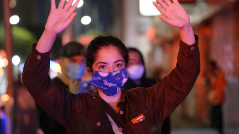 Una mujer levanta las manos durante las protestas en Minneapolis. REUTERS.