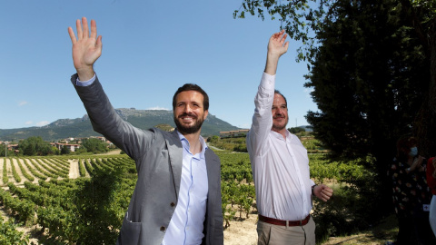 8/06/2020.- El presidente del PP, Pablo Casado, y el candidato a lehendakari, Carlos Iturgaiz, durante el acto electoral que la coalición de su partido con Ciudadanos ha celebrado este domingo en la localidad riojanoalavesa de Labastida. EF