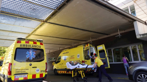 Llegada de un enfermo en ambulancia al hospital Arnau de Vilanova, este martes en Lleida. | EFE