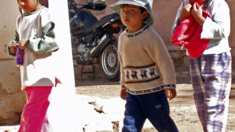 Niños caminando. /Wikipedia