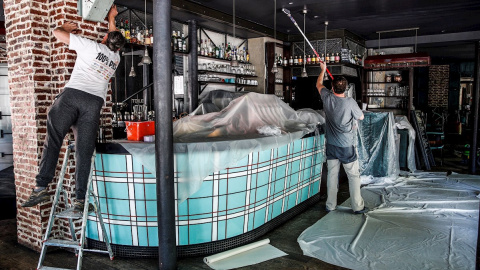 Un bar reabre en París tras el cierre por la pandemia. EFE/EPA/YOAN VALAT