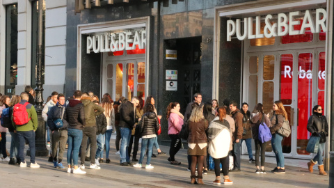 Cua de gent per entrar a una botiga al Portal de l'Àngel. ACN