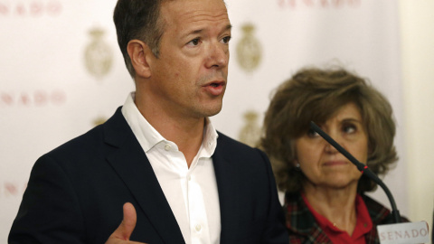 El portavoz del PSOE en el Senado, Ander Gil, junto a la secretaria general del Grupo Socialista en el Senado, María Luisa Carcedo. EFE/ J.P.Gandul