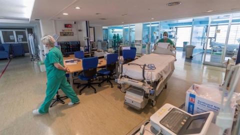 Enfermeros y médicos trabajando en un hospital. Imagen de archivo. EFE/Marcial Guillén