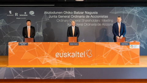 El consejero delegado de la compañía Euskaltel, José Miguel García, (i) acompañado Xabier Iturbe, (c) y José Ortiz al inicio de la Junta General de Accionistas de Euskaltel este martes que se ha celebrado de manera telemática. EFE