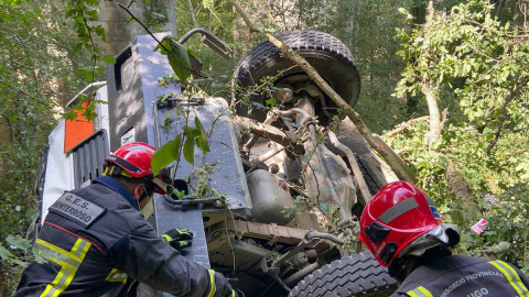 Bomberos junto a un camión accidentado. /Europa Press