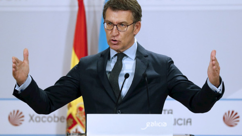 El presidente de la Xunta, Alberto Núñez Feijóo, da una rueda de prensa para informar de los principales asuntos tratados en la reunión semanal con su equipo de gobierno, en Santiago de Compostela. EFE/Lavandeira jr