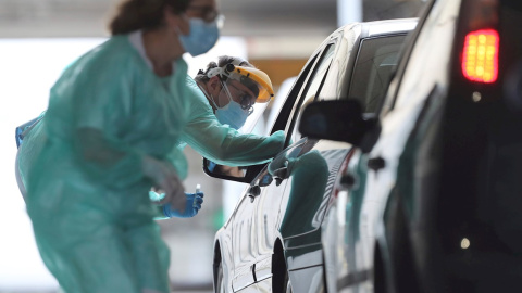 Sanitarios realizan test de detección de coronavirus en el hospital público de A Mariña. | EFE