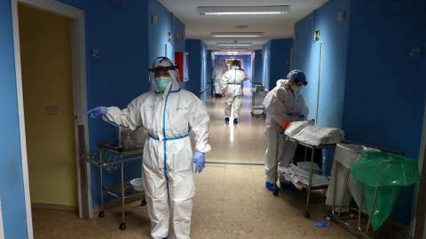 Enfermeras y otro personal sanitario con el equipo de protección individual, en el Hospital Principe de Asturias de Alcala de Henares (Madrid). REUTERS/Sergio Perez