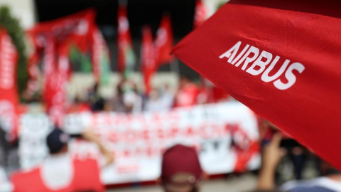 Trabajadores de Airbus protestan a las puertas del Ayuntamiento de Getafe, este jueves. Trabajadores de Airbus de todo el país protestan este jueves por los alrededor de 1.600 despidos anunciados por la multinacional aeronáutica en su proce
