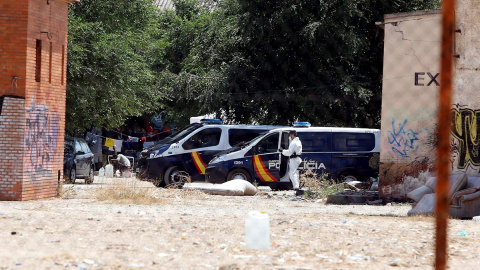Agentes de la Policía controlan uno de los asentamientos de temporeros ya clausurados en Albacete, donde se identificó un brote entre los trabajadores. EFE/ Manu