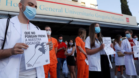 Los médicos residentes (MIR) del Hospital Gregorio Marañón se manifiestan este lunes durante el inicio de la huelga con carácter indefinido. EFE/Chema Moya.