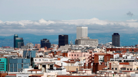 Vista de un cielo prácticamente limpio de contaminación de la ciudad de Madrid el pasado mes de abril./ Javier López (EFE/Archivo)