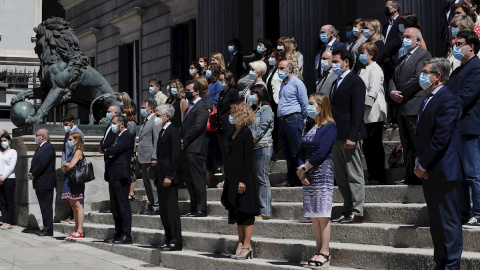 05/06/2020.- Minuto de silencio guardado en la escalinata del Congreso en reconocimiento a las víctimas de la pandemia de la Covid-19, en el último de los diez días de luto decretados por el Ejecutivo EFE/Chema Moya