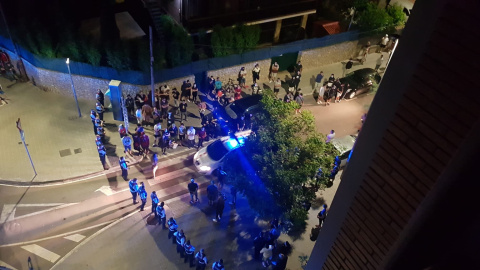 Cordó de seguretat dels Mossos d'Esquadra per evitar que els agressors de l'atac racista a un edifici de joves migrants no poguessin accedir a la façana de l'habitatge. @SaraMMP