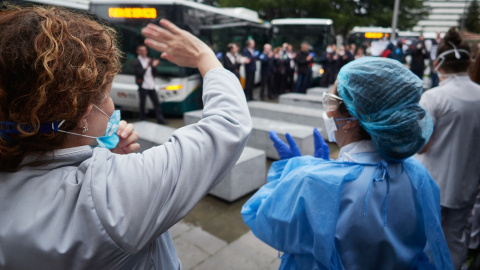 Varios sanitarios agradecen los aplausos durante el homenaje recibido por los trabajadores del transporte público en el Hospital de Navarra, el pasado 11 de abril. / EUROPA PRESS - EDUARDO SANZ