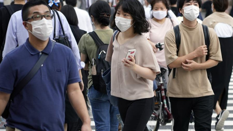 Peatones con mascarilla en una calle de Tokio. EFE/EPA/FRANCK ROBICHON/Archivo