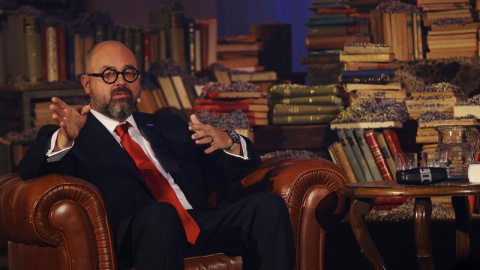 El escritor Carlos Ruiz Zafón durante la presentación, en el Tibidabo barcelonés, de su nuevo libro, 'El Laberinto de los Espíritus', desenlace de la tetralogía que inició en 2001 con 'La sombra del viento', una de las sagas más seguidas de