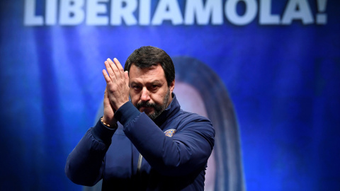 24/01/2020 - El líder del partido de la extrema derecha de Italia, Matteo Salvini, aplaude en el escenario durante un mitin antes de las elecciones regionales en Emilia-Romagna, Italia. REUTERS / Flavio Lo Scalzo