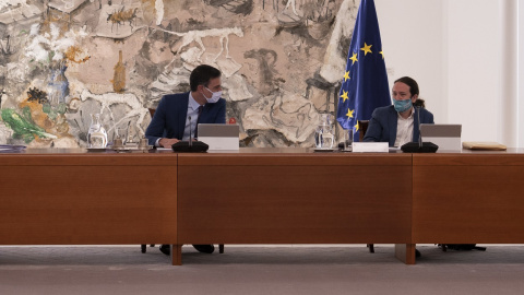 El presidente del Gobierno, Pedro Sánchez, y el vicepresidente segundo, Pablo Iglesias, conversan antes del inicio de una reunión del Consejo de Ministros, en el Palacio de la Moncloa. E.P./Pool