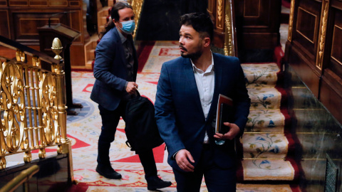 El portavoz de ERC Gabriel Rufián y el vicepresidente Pablo Iglesias (detrás) asisten al pleno del Congreso que ha debatido la quinta prórroga del estado de alarma. - EFE/Kiko Huesca POOL