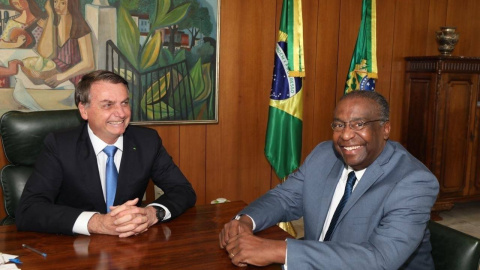 Fotografía difundida por presidencia de Brasil en la que se ve al presidente Bolsonaro y el recién dimitido ministro de Educación Carlos Decotelli. / Twitter / Jair Bolsonaro