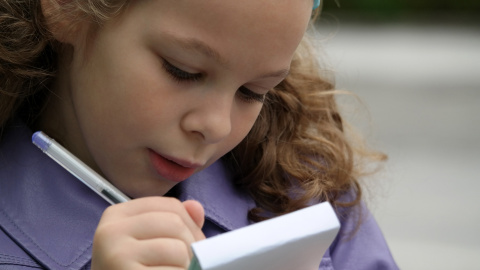 Niña escribiendo / Pixabay
