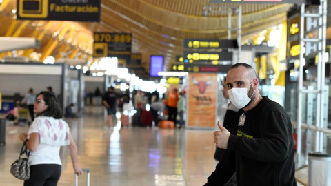 Pasajeros se protegen con mascarillas en la terminal 4 del aeropuerto Adolfo Suarez Madrid Barajas. /EFE/ Víctor Lerena/Archivo