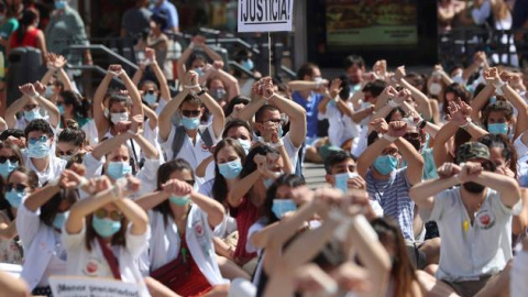 Médicos internos residentes (MIR) de Madrid ante la sede del Gobierno regional, en la Puerta del Sol de Madrid / EFE