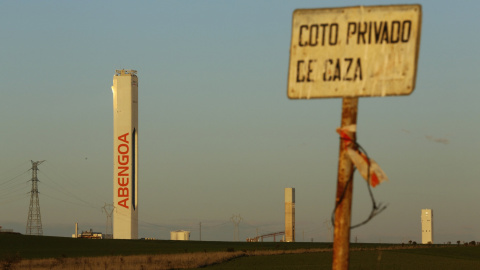 Torres de la planta solar Solucar de Abengoa, en la localidad sevillana de Sanlucar la Mayor. REUTERS/Marcelo del Pozo