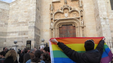 Protesta frente a la Iglesia de Alcalá por las declaraciones LGTBIfóbicas. / MARIO ESCRIBANO