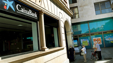 Una oficina de Bankia junto a otra de CaixaBank en el centro de la localidad de L'Hospitalet (Barcelona). EFE/Toni Albir