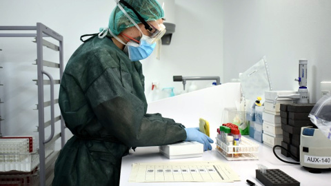 Anàlisi de proves de PCR per detectar la presència del coronavirus a la seu del Laboratori Clinic de l'ICS a Girona. Imatge cedida el 19 de juny del 2020 (Horitzontal)
