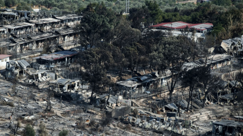 Las personas que vivían en el campamento de Moria se han visto obligadas a dormir al raso tras el incendio. / Reuters