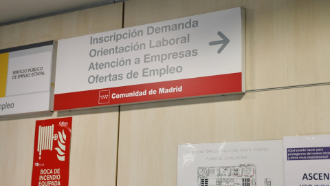 Carteles indicativos colgados en una oficina del Servicio Público de Empleo de la Comunidad de Madrid. E.P./Jesús Hellín