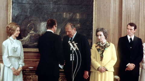 "Majestad, por España, todo por España. ¡Viva España! ¡Viva el Rey!", proclama don Juan de Borbón en el acto de renuncia de sus derechos dinásticos a favor de su hijo el 14 de mayo de 1977. / EFE