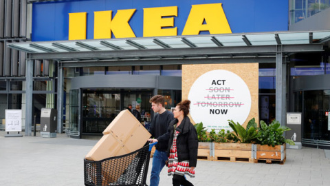 Clientes en una tienda de Ikea en Alemania. / WOLFGANG RATTAY (REUTERS)