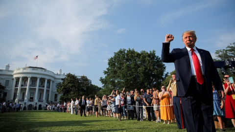 El presidente de los Estados Unidos, Donald Trump, empuja su puño cuando llega al South Lawn de la Casa Blanca para organizar el "Saludo a América 2020" del 4 de julio para celebrar el feriado del Día de la Independencia de los Estados Unid